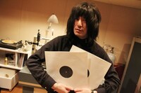 アナログ盤を手にするアナログ盤。