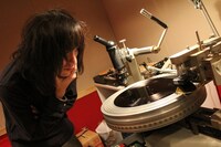 アナログ盤が作られる工程を見つめる志磨遼平。