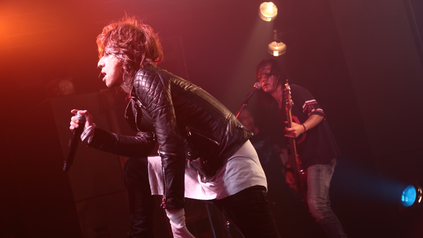 黒夢「TOUR 2014-2015 BEFORE THE NEXT SLEEP VOL.2『毒と華』」神奈川・yokohama Bay Hall公演の様子。（撮影：今井俊彦、宮脇進、青木早霞）