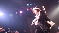 黒夢「TOUR 2014-2015 BEFORE THE NEXT SLEEP VOL.2『毒と華』」神奈川・yokohama Bay Hall公演の様子。（撮影：今井俊彦、宮脇進、青木早霞）