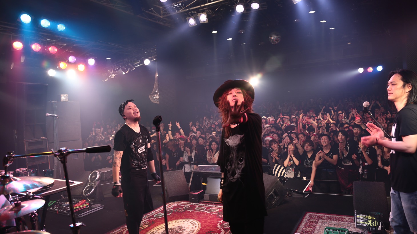 黒夢「TOUR 2014-2015 BEFORE THE NEXT SLEEP VOL.2『毒と華』」神奈川・yokohama Bay Hall公演の様子。（撮影：今井俊彦、宮脇進、青木早霞）