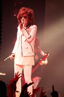 黒夢「TOUR 2014-2015 BEFORE THE NEXT SLEEP VOL.2『毒と華』」神奈川・yokohama Bay Hall公演の様子。（撮影：今井俊彦、宮脇進、青木早霞）