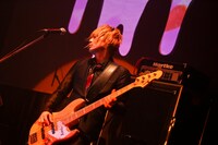 サポートメンバーのリウ（メトロノーム、ケラ＆ザ・シンセサイザーズ / B）