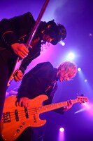 左から瀬々信（G）、サポートメンバーのリウ（B）。