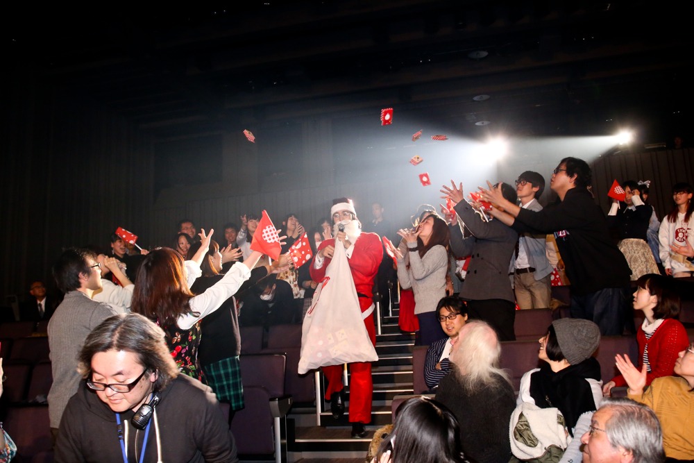クリスマスプレゼントのコンドームを撒く松永天馬サンタクロース。