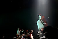 サンタクロースに扮した松永天馬。