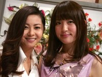 「あたしの音楽」収録時の倉木麻衣（左）と小松未可子（右）。