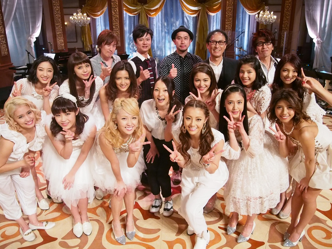 E-girlsと「あたしの音楽」演奏メンバーの記念写真。2列目中央は加藤いづみ。