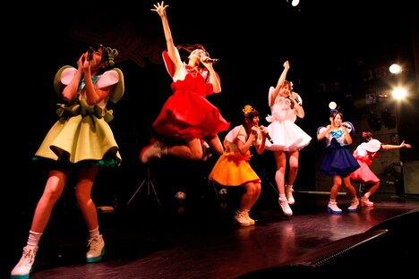 乙女新党ワンマンライブ「ビバ！乙女の大冒険っ!!」の様子。