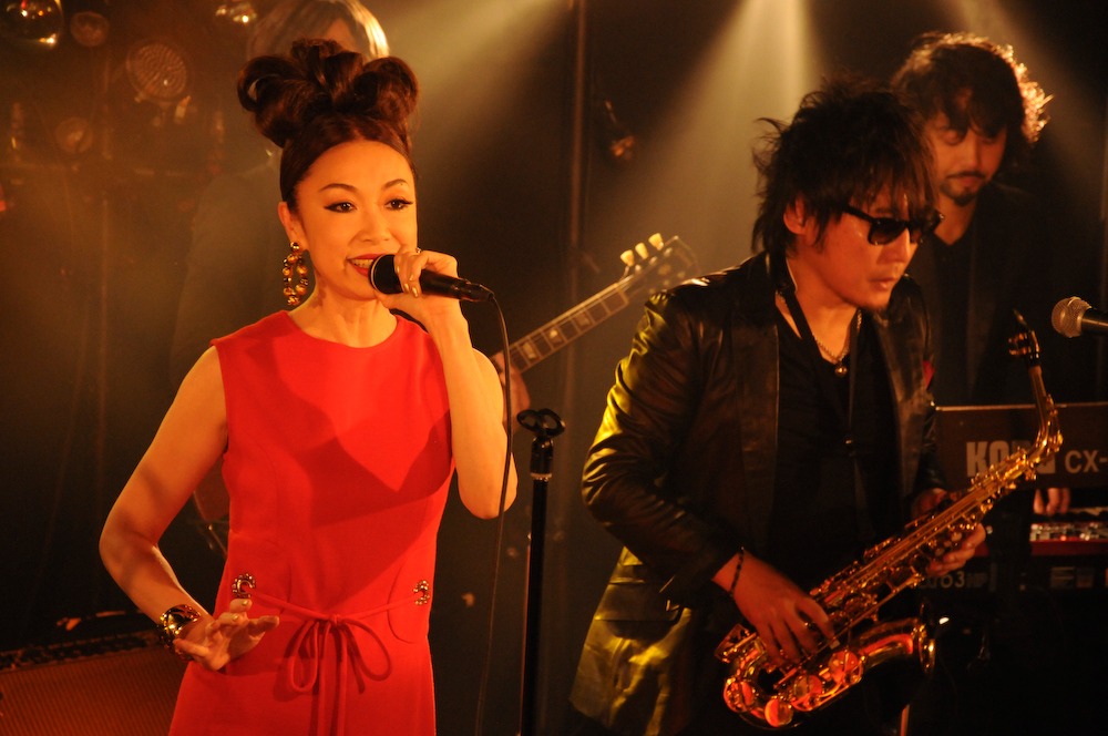 THE MANのツアーファイナルに登場した野宮真貴（左）。