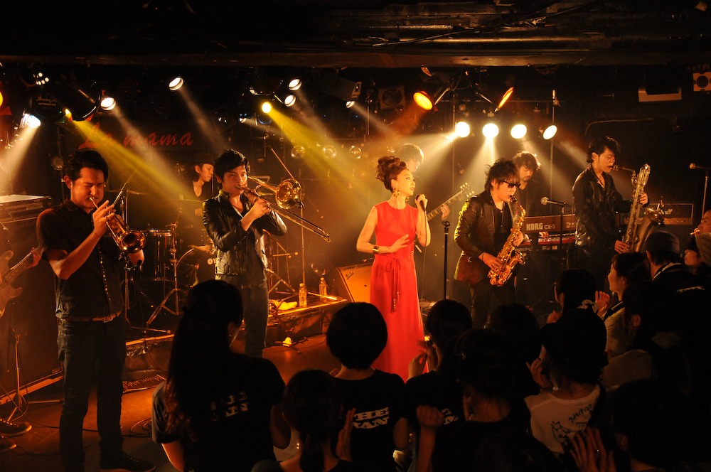 THE MANと野宮真貴によるコラボステージ。
