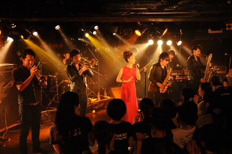 THE MANと野宮真貴によるコラボステージ。