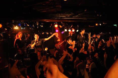 THE MANのツアーファイナル公演の様子。