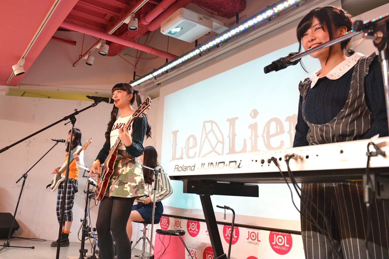 Le Lienフリーライブ「Please Be My ファミーユ」の様子。
