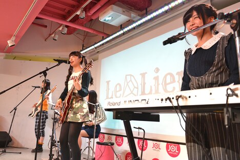 Le Lienフリーライブ「Please Be My ファミーユ」の様子。