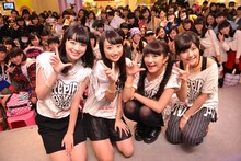 ファミーユ（ファン）と一緒に記念撮影するLe Lien。左からKarin、Hikari、Shione、Minami。