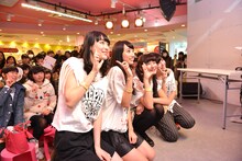 ファミーユ（ファン）と一緒に記念撮影するLe Lien。