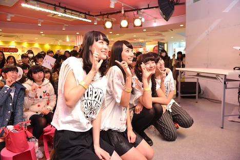 ファミーユ（ファン）と一緒に記念撮影するLe Lien。