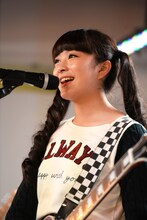 Shione（澤田汐音 / Vo, G）