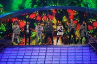 ステージで歌と振付を確認するAAA。