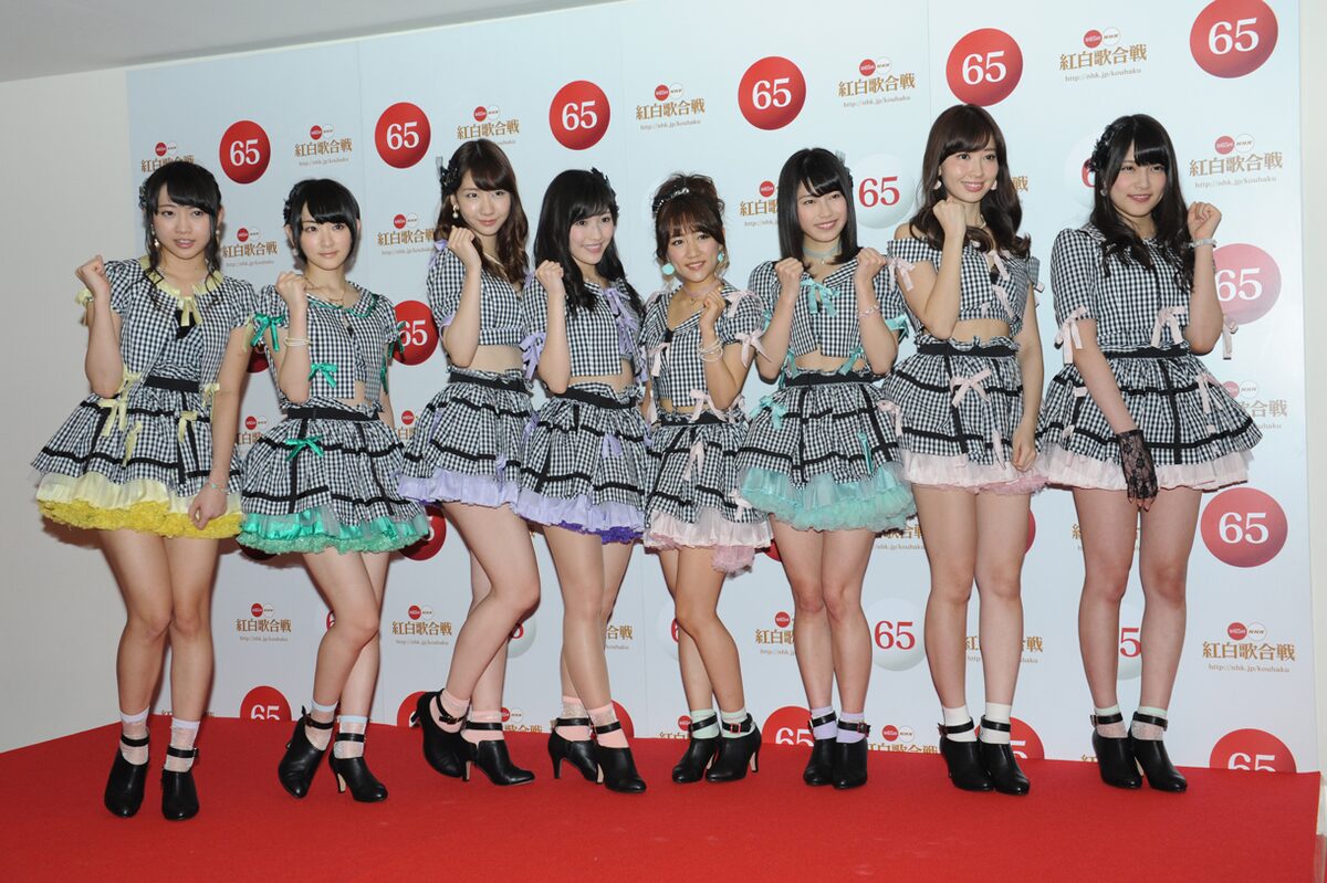 Akb48 66人のステージで1年遅れの 心のプラカード 流行狙う 音楽ナタリー Akb48 66人のステージで1年遅れの 心のプラカード 流行狙う 音楽ナタリー