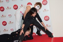 カメラマンの「面白いポーズをとってください」というリクエストに応えるゴールデンボンバー。