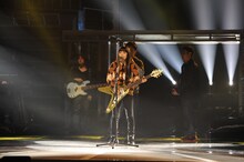 金色のフライングVを手にリハーサルを行ったmiwa。