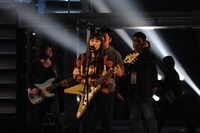 金色のフライングVを手にリハーサルを行ったmiwa。