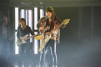 金色のフライングVを手にリハーサルを行ったmiwa。