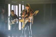 金色のフライングVを手にリハーサルを行ったmiwa。