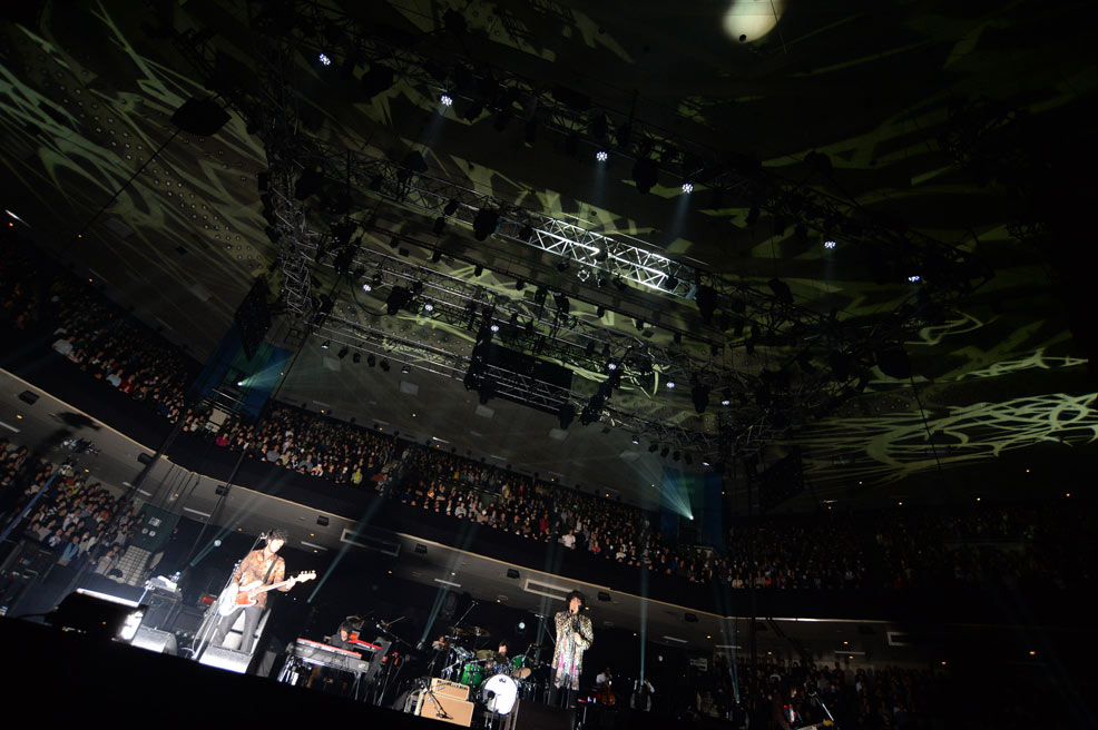 吉井和哉「YOSHII KAZUYA SUPER LIVE 2014～此コガ原点!!～」の様子。