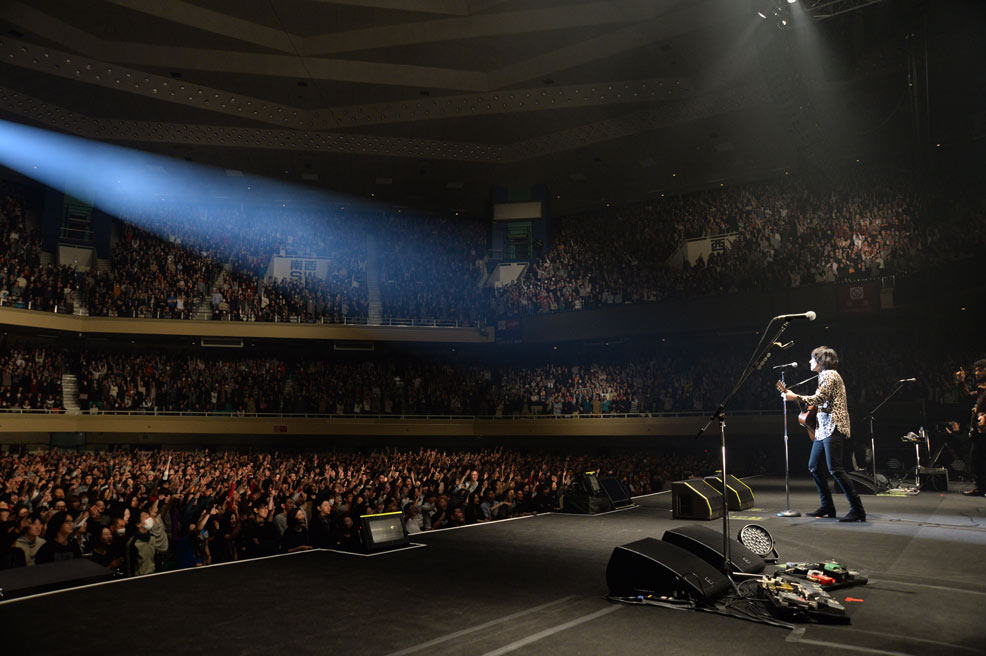 吉井和哉「YOSHII KAZUYA SUPER LIVE 2014～此コガ原点!!～」の様子。