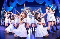 年末年始の人気画像8位は「乃木坂46『大感謝祭』で今年振り返る、紅白見据えた“紅”コーディネートも」より、乃木坂46「大感謝祭2014」の様子。