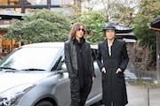 左からSUGIZO、辻仁成。(c)テレビ朝日