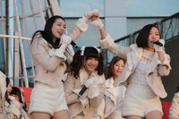 左から酒井瞳、長野せりな、朝日奈央。