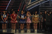 年末年始の人気画像9位は「紅白前日リハ後半戦で椎名林檎ら熱唱、嵐は念入りに演出確認」より、顔合わせに参加したHKT48のメンバー。