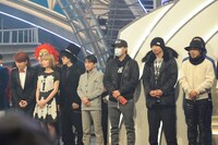 年末年始の人気画像2位は「紅白前日リハ後半戦で椎名林檎ら熱唱、嵐は念入りに演出確認」より、顔合わせに参加した白組出演者。左からSEKAI NO OWARI、福田こうへい、EXILE。