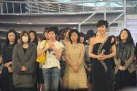 年末年始の人気画像3位は「紅白前日リハ後半戦で椎名林檎ら熱唱、嵐は念入りに演出確認」より、顔合わせに参加した紅組出演者。手前左から絢香、椎名林檎、薬師丸ひろ子、総合司会の有働由美子アナウンサー。