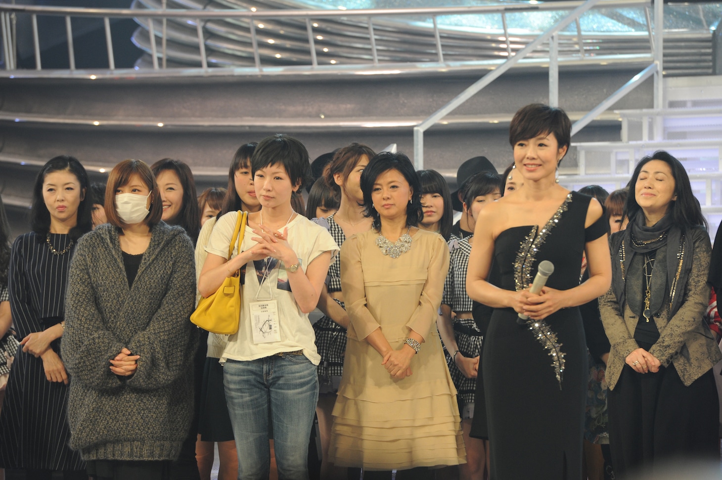 顔合わせに参加した紅組出演者。手前左から絢香、椎名林檎、薬師丸ひろ子、総合司会の有働由美子アナウンサー。