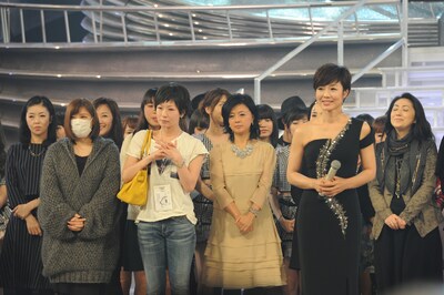 年末年始の人気画像3位は「紅白前日リハ後半戦で椎名林檎ら熱唱、嵐は念入りに演出確認」より、顔合わせに参加した紅組出演者。手前左から絢香、椎名林檎、薬師丸ひろ子、総合司会の有働由美子アナウンサー。