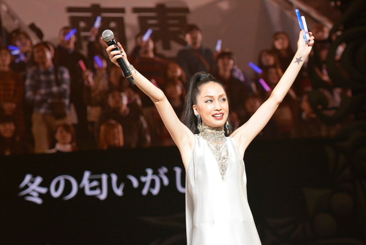 中島美嘉、1万人と大合唱！結婚報道に「売れ残らなくてよかった」