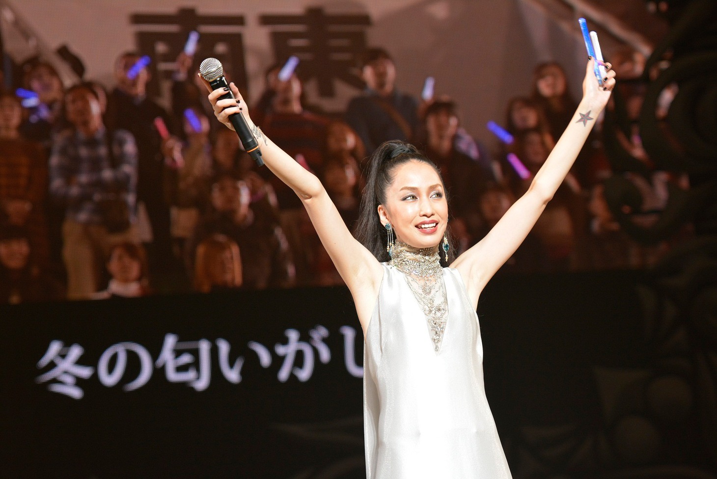 中島美嘉「一万人の雪の華＠武道館」の様子。（撮影：荒川潤）