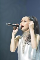 中島美嘉「一万人の雪の華＠武道館」の様子。（撮影：荒川潤）