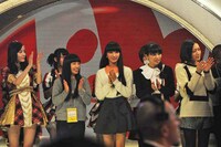 年末年始の人気画像5位は「紅白前日リハ後半戦で椎名林檎ら熱唱、嵐は念入りに演出確認」より、顔合わせに参加した紅組出演者。手前左から松井珠理奈（SKE48, AKB48）、miwa、Perfume。