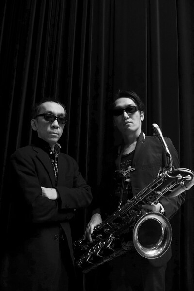 左から新垣隆、吉田隆一。