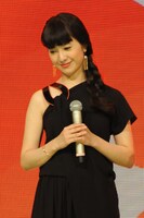 紅組司会の吉高由里子。