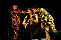 GRANRODEOとShinjiのコラボセッションの様子。（撮影：今元秀明）