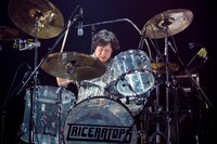 吉田佳史（Dr）（撮影：山本倫子）