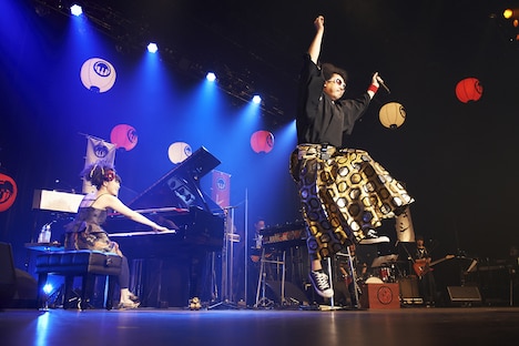 熱演を繰り広げるオシャレキシ（左）とレキシ（右）。（撮影：太田好治）