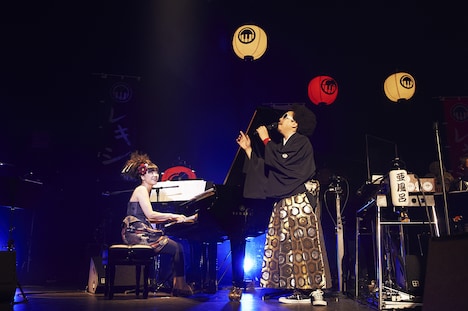 オシャレキシ（左）とレキシ（右）。（撮影：太田好治）